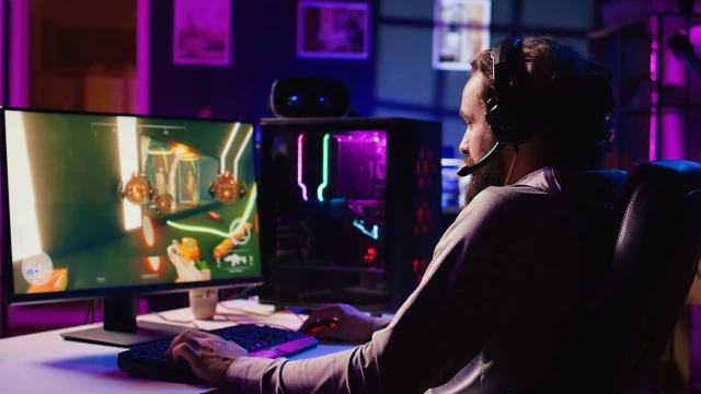 Gamer jugando a un videojuego