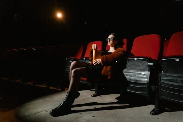 Espectadora en la sala de cine